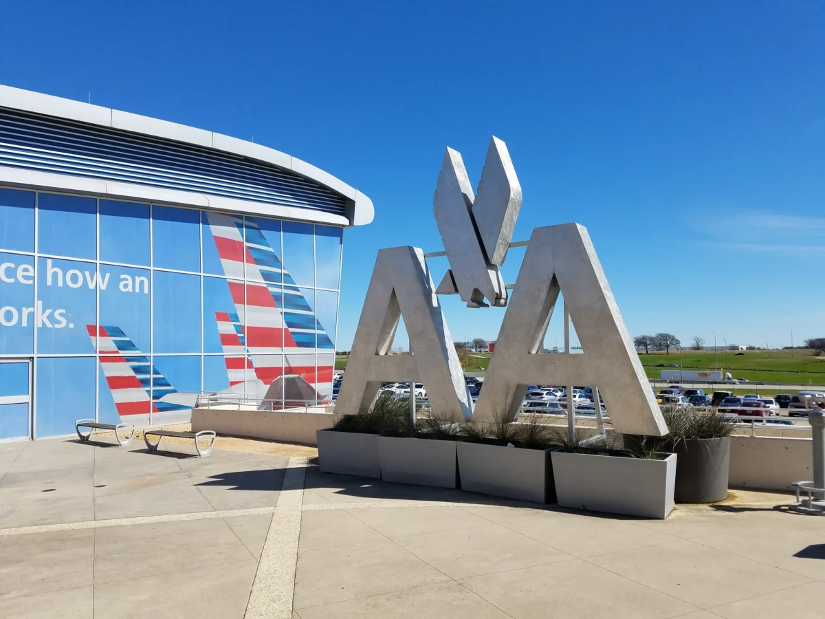 American Airlines Faces Analyst Scrutiny Over Financial Margins Amidst Record Revenue and Strategic Pivot to Premium Services